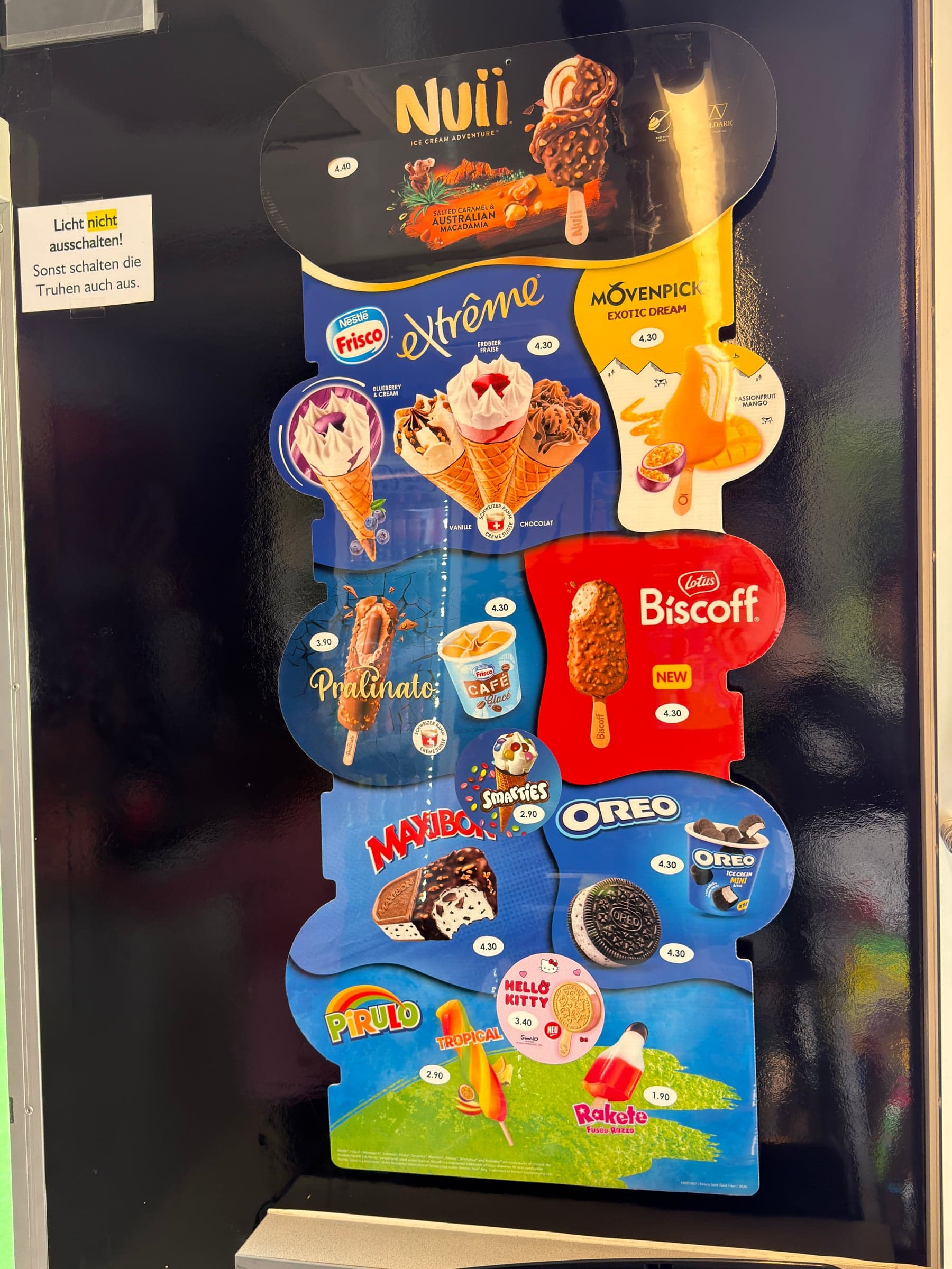 Glace-Sortiment am Kiosk: Nuii, Mövenpick Exotic Dream, Frisco Extrême, Lotus Biscoff, Maxibon, Oreo, Pirulo, Hello Kitty.